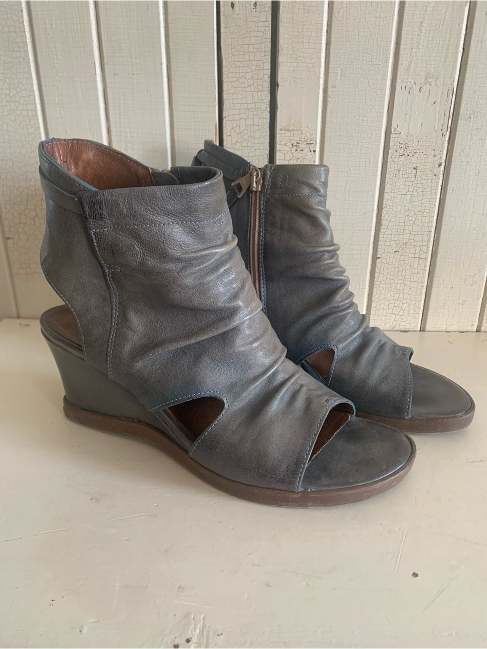 MJUS Women's Gray Blue Leather Peep-Toe Wedge Sandals Like New Size 41
